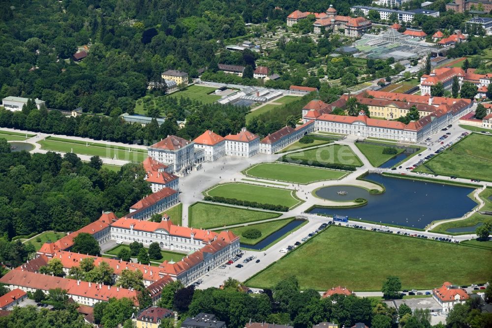 München von oben - Gebäude und Schlosspark des Schloß Nymphenburg im Stadtteil Neuhausen-Nymphenburg in München im Bundesland Bayern