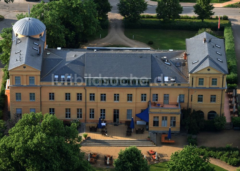 Luftaufnahme Kremmen - Gebäude und Schlosspark des Schloß Ziethen in Kremmen im Bundesland Brandenburg