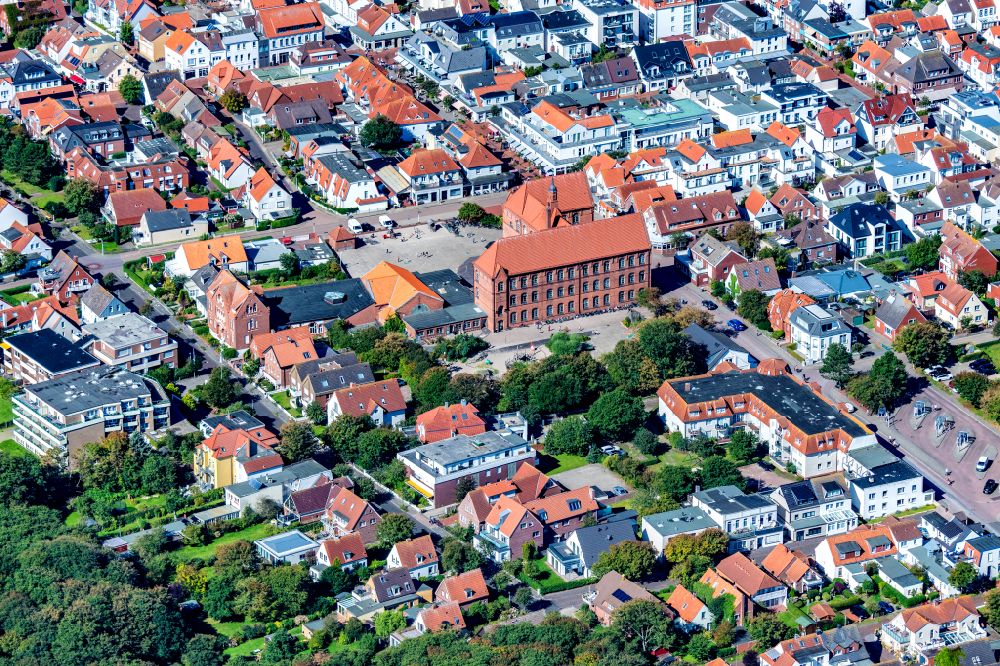 Luftbild Norderney - Gebäude und Schulhof der Grundschule auf Norderney im Bundesland Niedersachsen, Deutschland