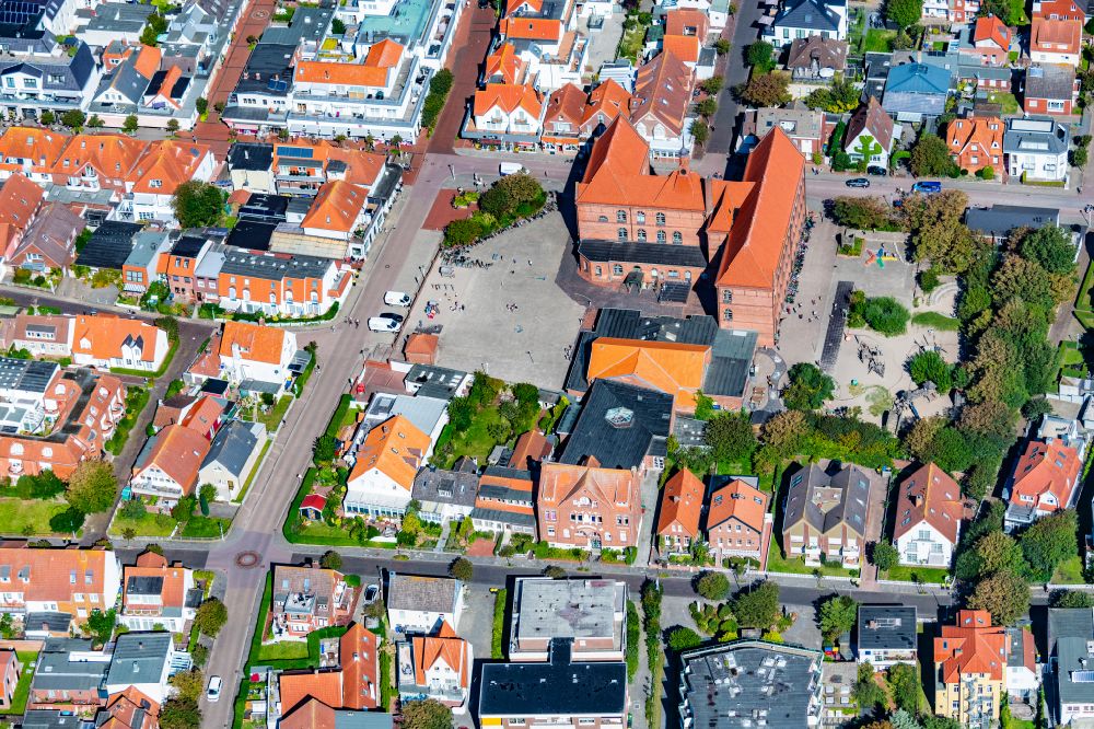 Luftaufnahme Norderney - Gebäude und Schulhof der Grundschule auf Norderney im Bundesland Niedersachsen, Deutschland