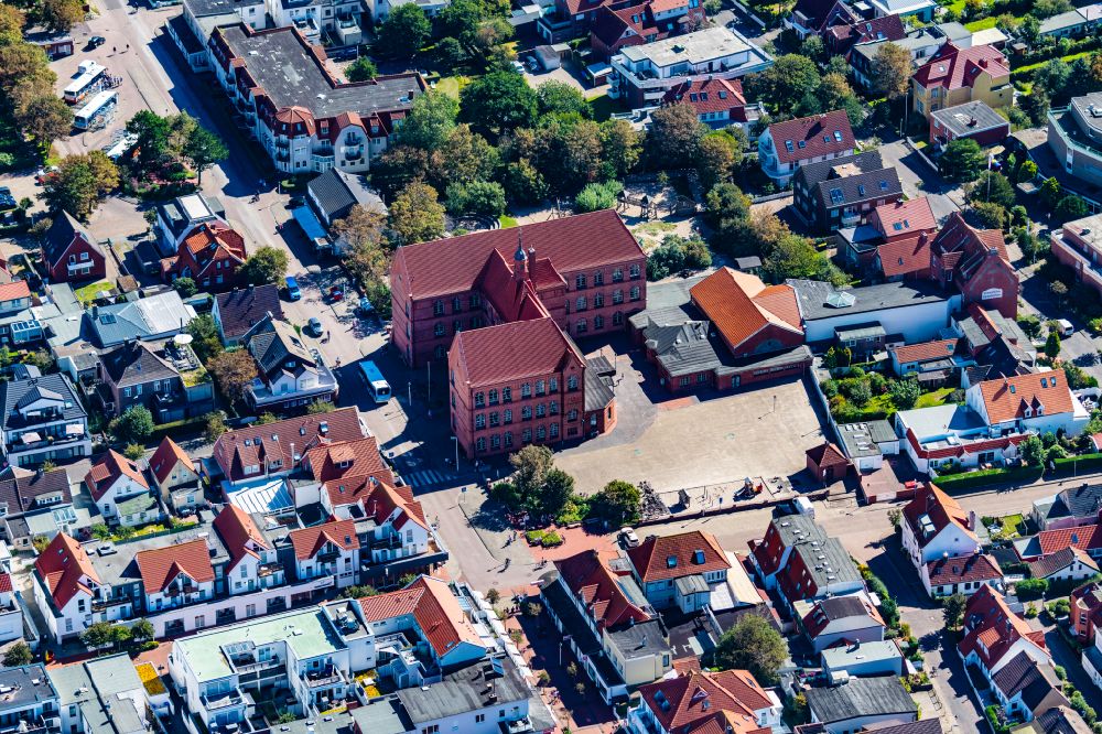 Norderney von oben - Gebäude und Schulhof der Grundschule auf Norderney im Bundesland Niedersachsen, Deutschland