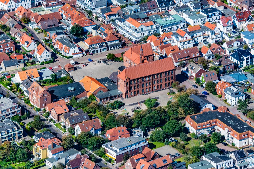 Norderney aus der Vogelperspektive: Gebäude und Schulhof der Grundschule auf Norderney im Bundesland Niedersachsen, Deutschland