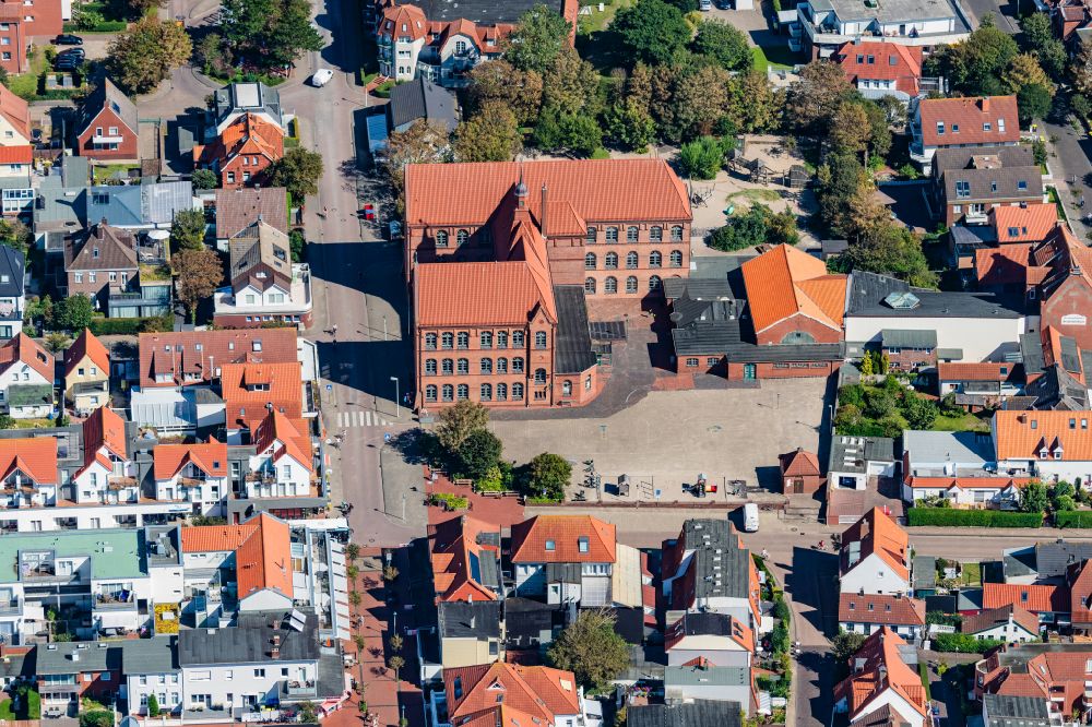 Norderney von oben - Gebäude und Schulhof der Grundschule auf Norderney im Bundesland Niedersachsen, Deutschland