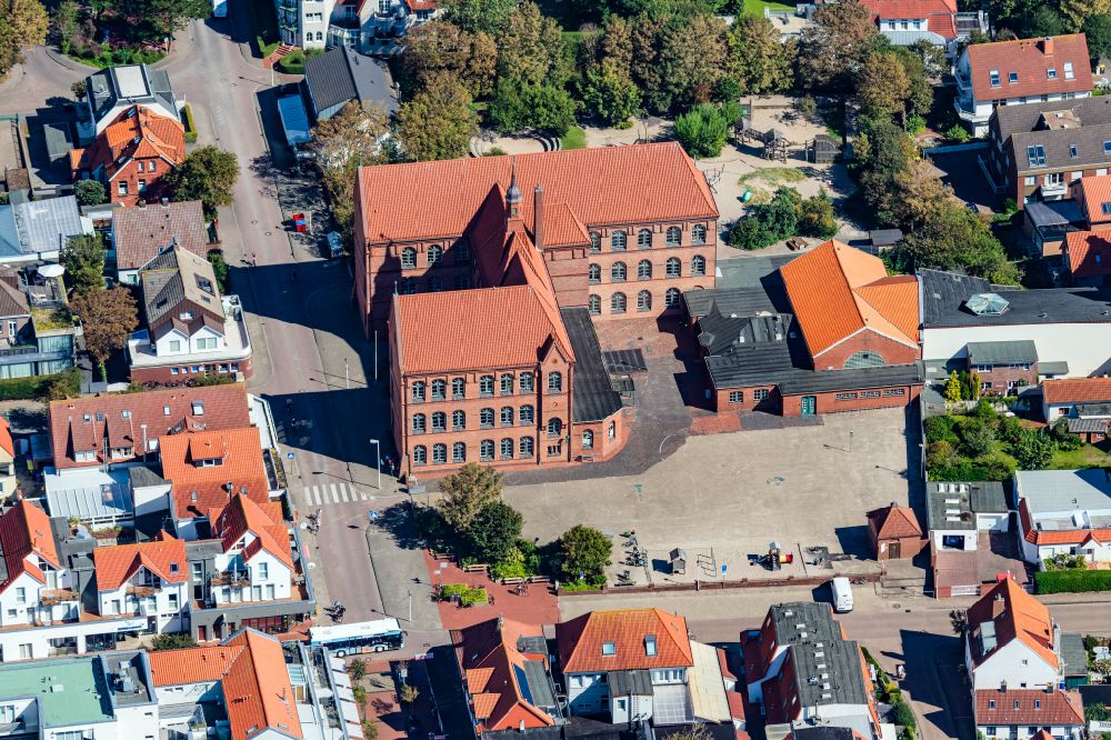 Norderney aus der Vogelperspektive: Gebäude und Schulhof der Grundschule auf Norderney im Bundesland Niedersachsen, Deutschland