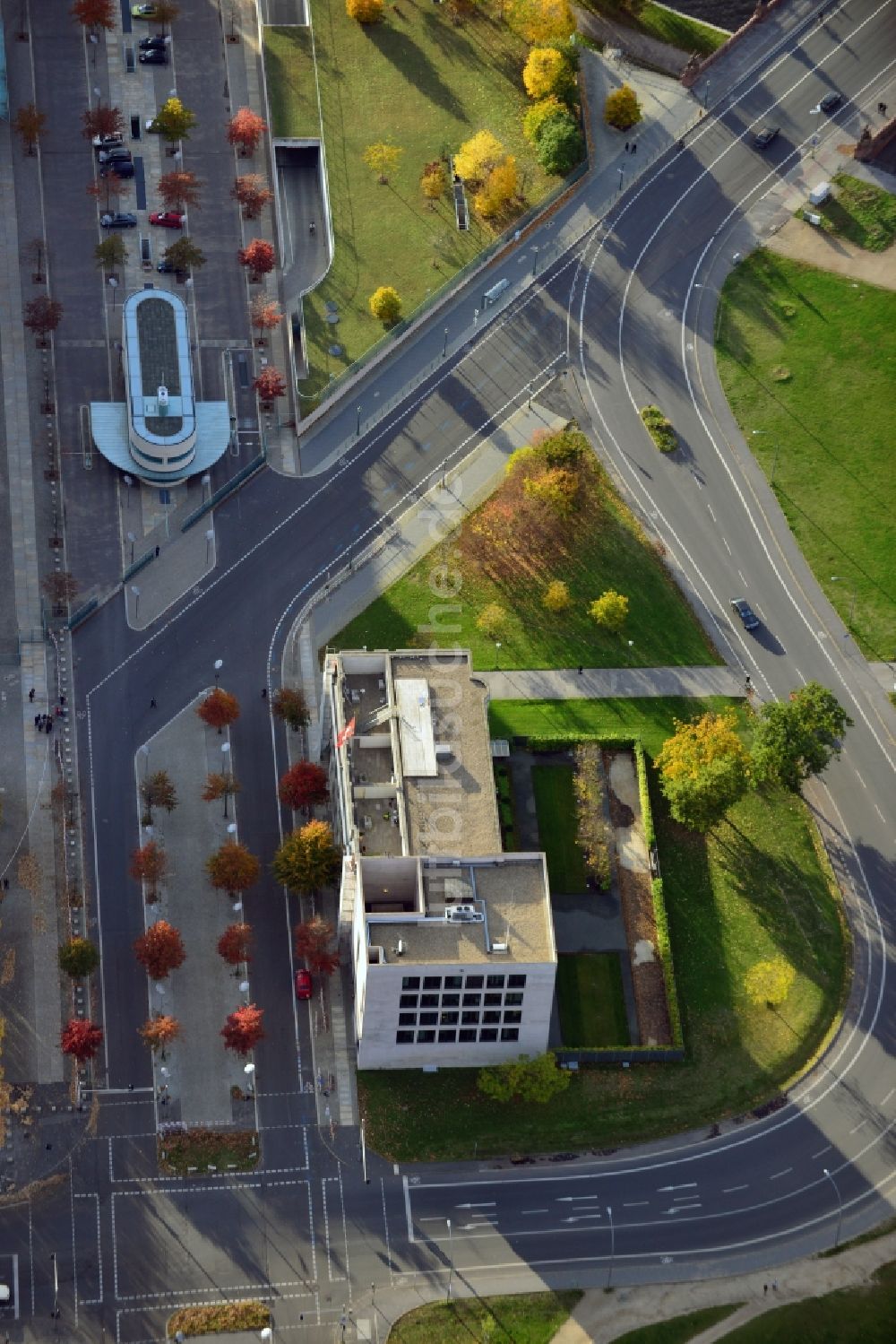 Luftbild Berlin - Gebäude der Schweizer Botschaft an der Otto-von-Bismarck-Allee am Südrand des Berliner Spreebogenparks im Regierungsviertel von Berlin