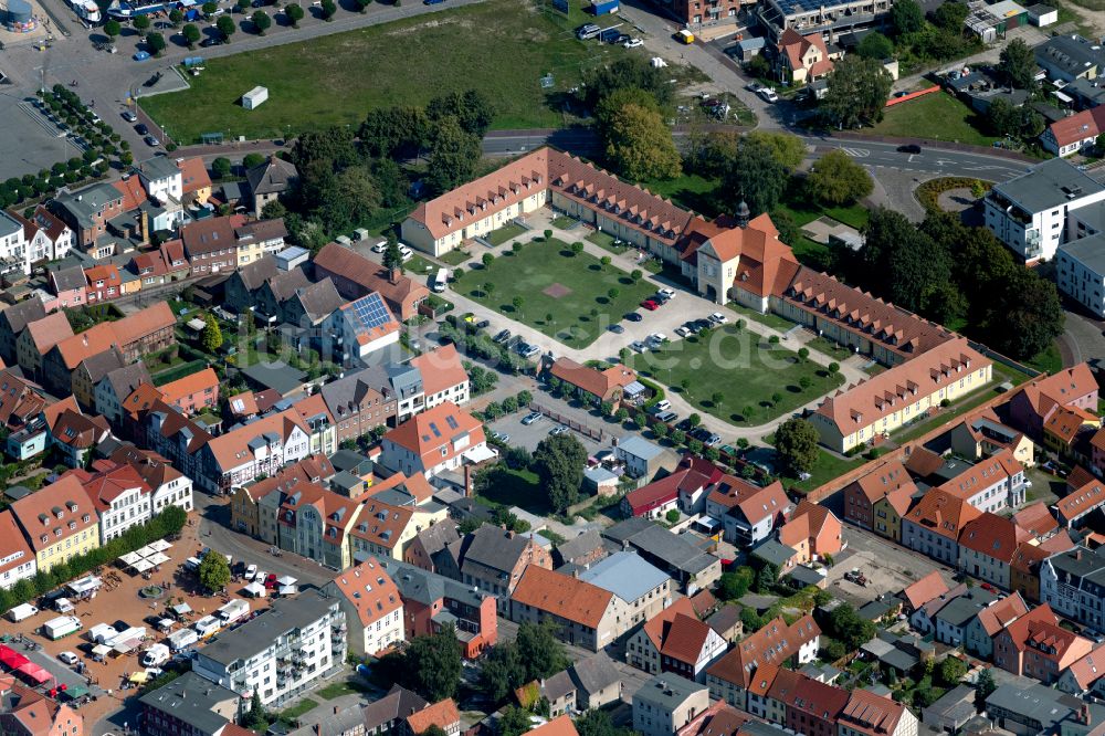 Barth von oben - Gebäude des Seniorenzentrums Adliges Fräuleinstift in Barth im Bundesland Mecklenburg-Vorpommern, Deutschland