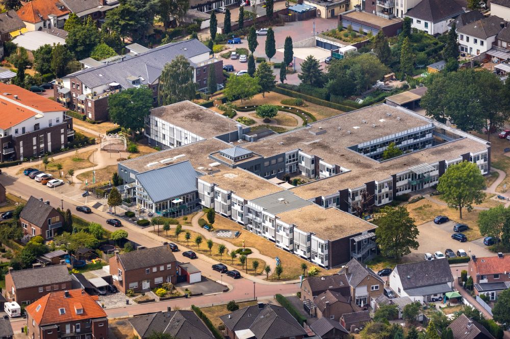 Luftaufnahme Elten - Gebäude des Seniorenzentrums St. Martinus-Stift in Elten im Bundesland Nordrhein-Westfalen, Deutschland