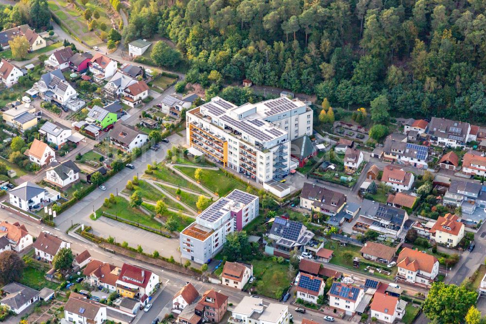 Dahn von oben - Gebäude des Seniorenzentrums SenVital Senioren- und Pflegezentrum Dahn Dreiburgenblick in Dahn im Bundesland Rheinland-Pfalz, Deutschland