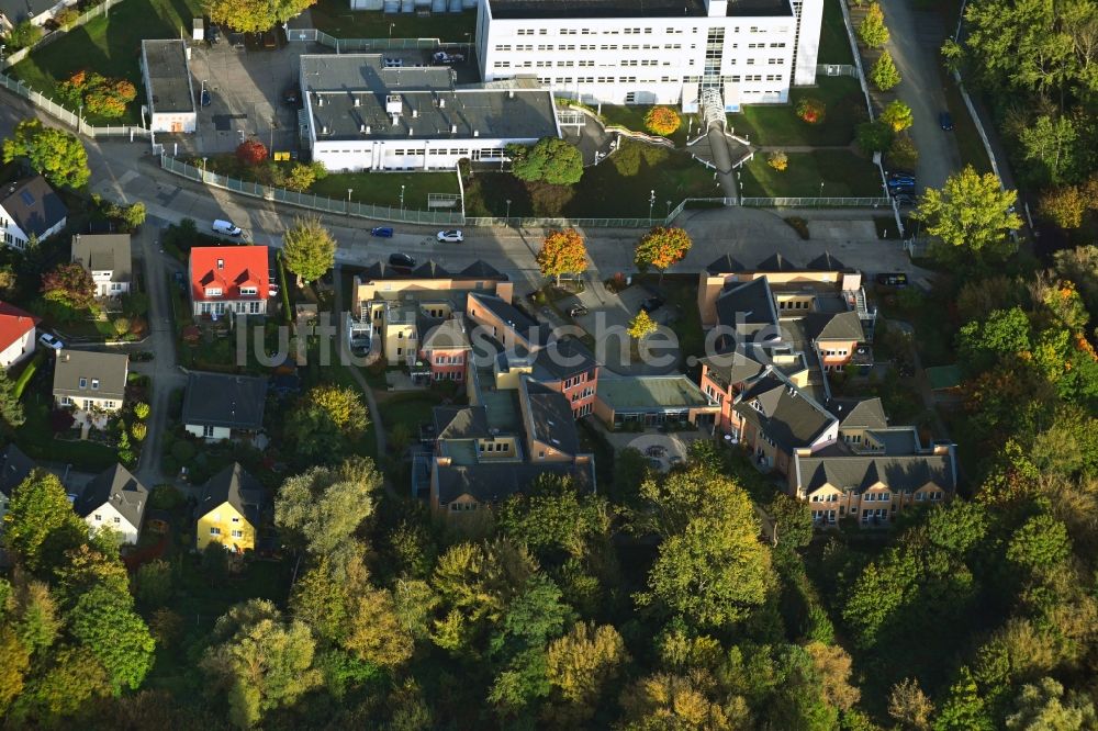 Luftbild Berlin - Gebäude des Seniorenzentrums Wohnpark am Rohrpfuhl im Ortsteil Mahlsdorf in Berlin, Deutschland