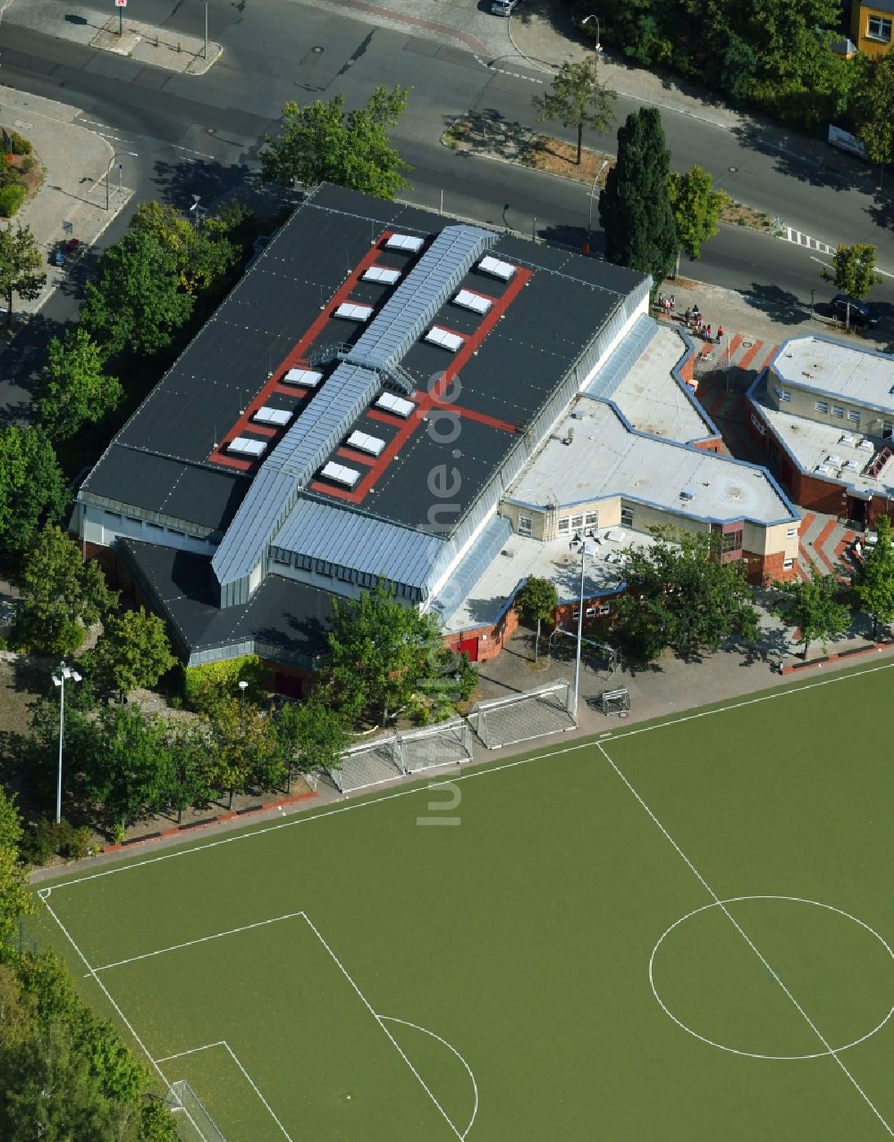 Luftaufnahme Berlin - Gebäude der Sporthalle Carl Schumann Sporthalle im Ortsteil Lichterfelde in Berlin, Deutschland