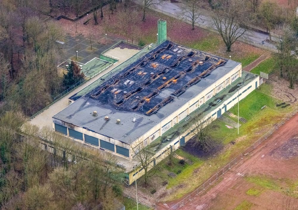 Gladbeck von oben - Gebäude der Sporthalle nach Brandstiftung in Gladbeck im Bundesland Nordrhein-Westfalen, Deutschland
