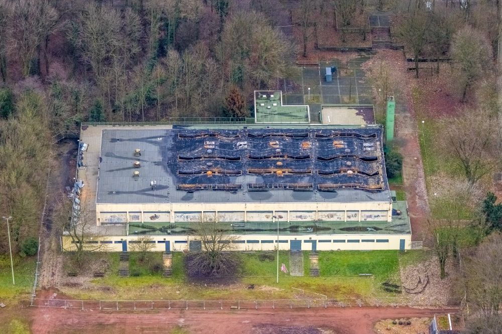 Gladbeck aus der Vogelperspektive: Gebäude der Sporthalle nach Brandstiftung in Gladbeck im Bundesland Nordrhein-Westfalen, Deutschland