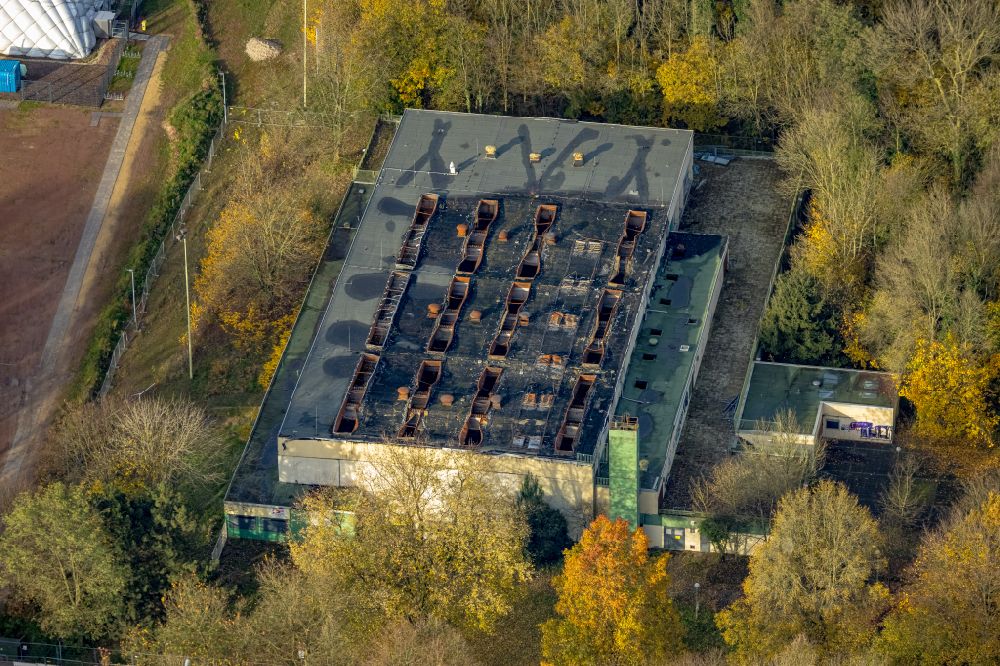 Luftaufnahme Gladbeck - Gebäude der Sporthalle nach Brandstiftung in Gladbeck im Bundesland Nordrhein-Westfalen, Deutschland