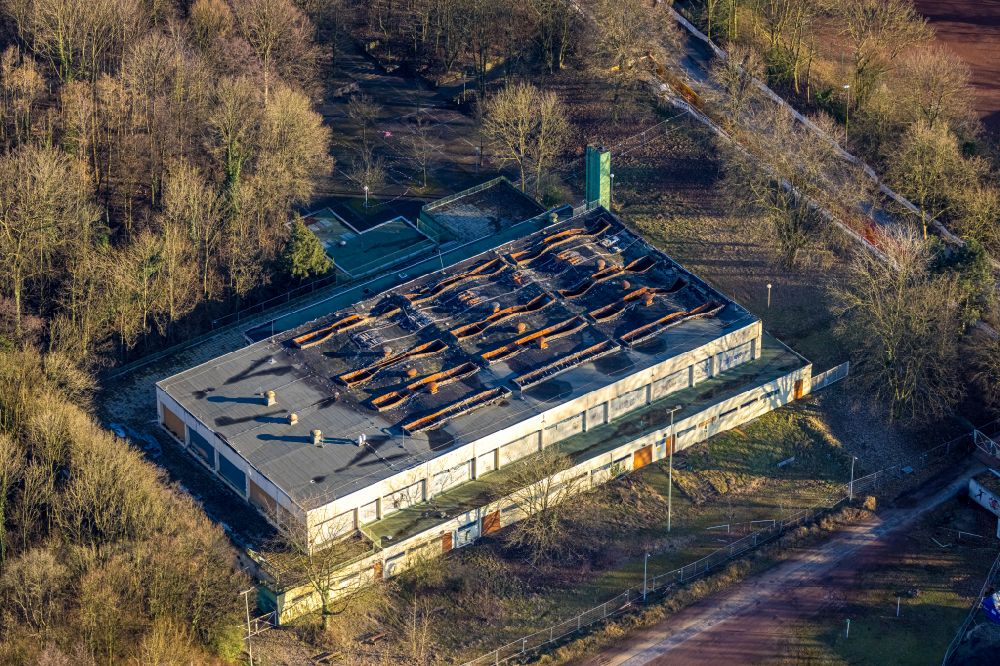 Gladbeck von oben - Gebäude der Sporthalle nach Brandstiftung in Gladbeck im Bundesland Nordrhein-Westfalen, Deutschland