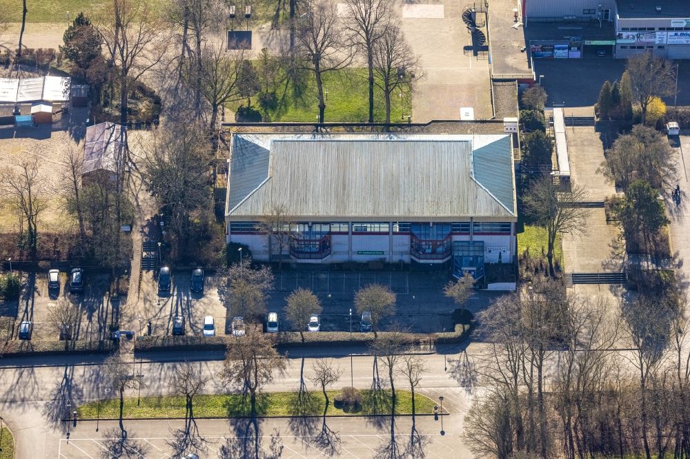 Luftaufnahme Herne - Gebäude der Sporthalle Am Revierpark mit aktueller Funktion als Impfzentrum in Herne im Bundesland Nordrhein-Westfalen, Deutschland