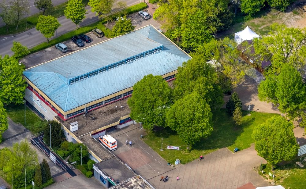 Herne von oben - Gebäude der Sporthalle Am Revierpark mit aktueller Funktion als Impfzentrum in Herne im Bundesland Nordrhein-Westfalen, Deutschland