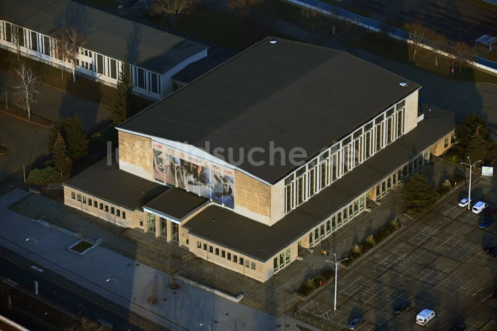 Luftaufnahme Berlin - Gebäude der Sporthalle des Sportforum Berlin am Weißenseer Weg im Ortsteil Hohenschönhausen in Berlin, Deutschland