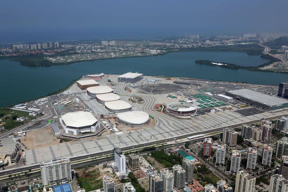 Rio de Janeiro von oben - Gebäude des Sporthallen- Ensemble am Olympiapark vor den Sommerspielen der Spiele der XXXI. Olympiade in Rio de Janeiro in Rio de Janeiro, Brasilien