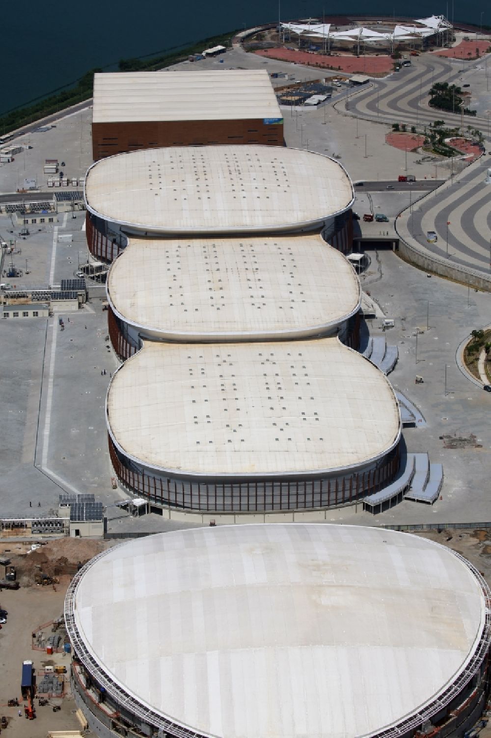 Rio de Janeiro von oben - Gebäude des Sporthallen- Ensemble am Olympiapark vor den Sommerspielen der Spiele der XXXI. Olympiade in Rio de Janeiro in Rio de Janeiro, Brasilien