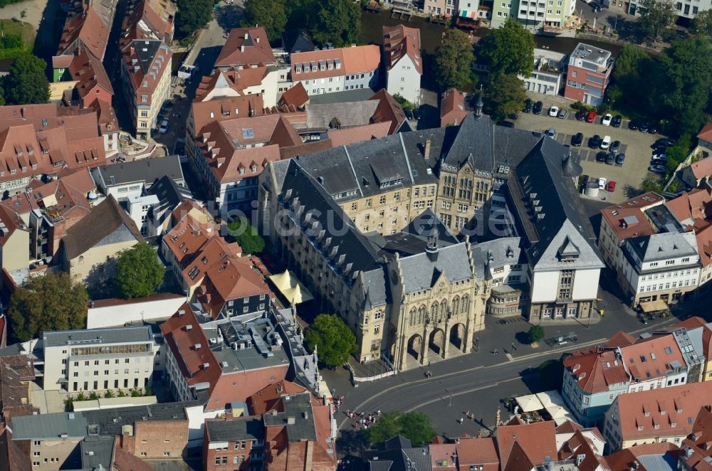 Erfurt von oben - Gebäude der Stadtverwaltung - historisches Rathaus am Fischmarkt in der Altstadt in Erfurt im Bundesland Thüringen, Deutschland