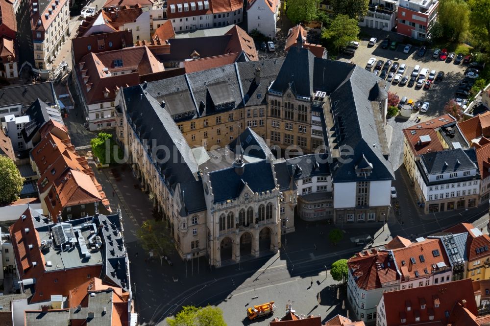 Luftbild Erfurt - Gebäude der Stadtverwaltung - historisches Rathaus am Fischmarkt in Erfurt im Bundesland Thüringen, Deutschland