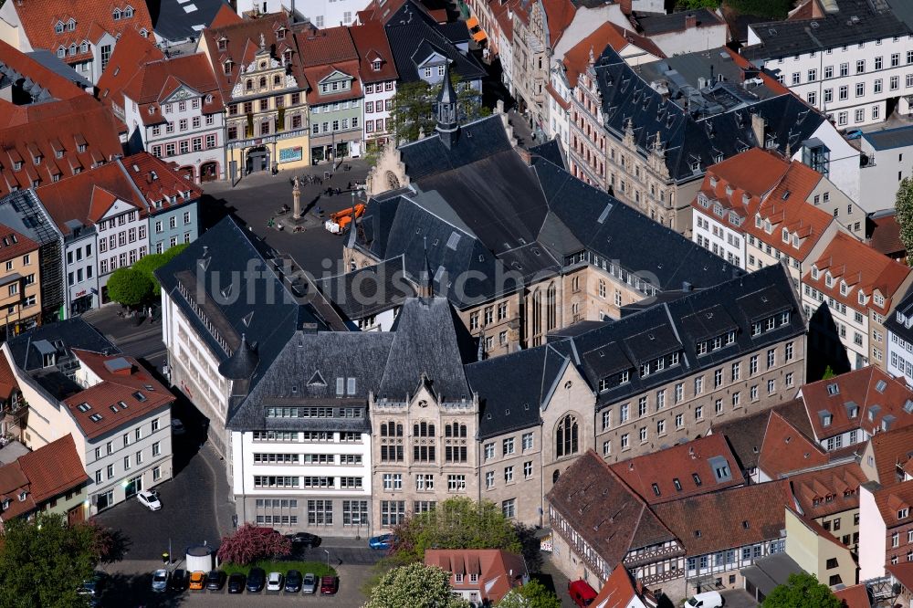 Luftbild Erfurt - Gebäude der Stadtverwaltung - historisches Rathaus am Fischmarkt in Erfurt im Bundesland Thüringen, Deutschland