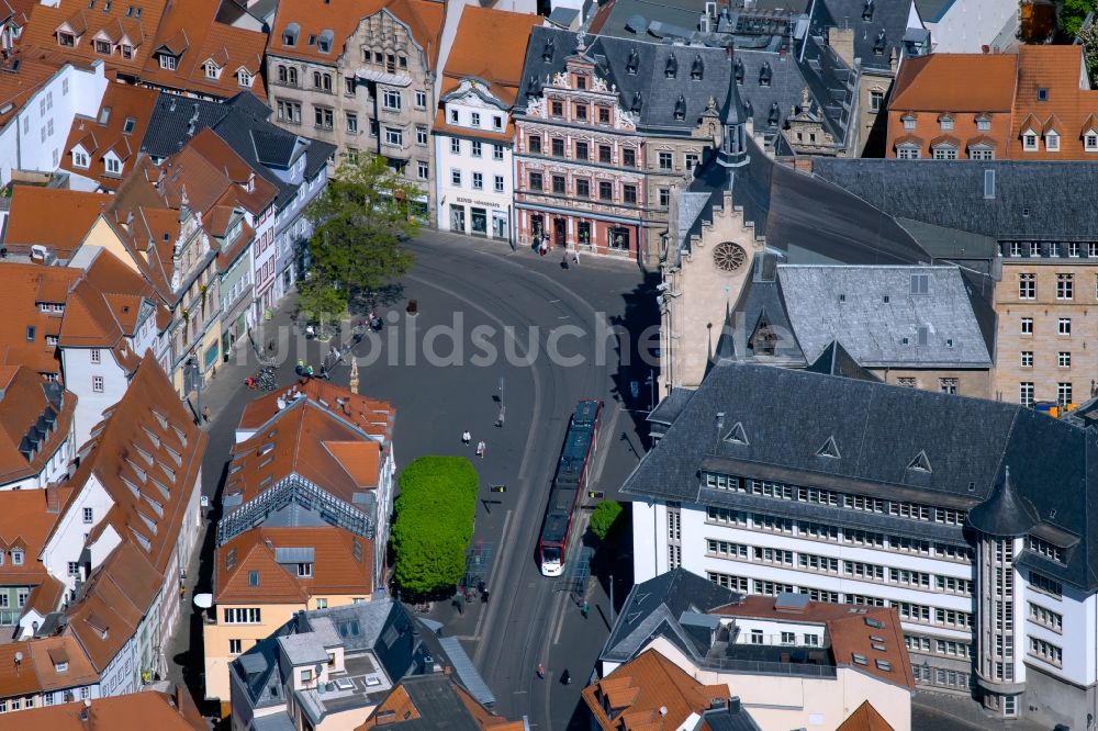 Luftaufnahme Erfurt - Gebäude der Stadtverwaltung - historisches Rathaus am Fischmarkt in Erfurt im Bundesland Thüringen, Deutschland