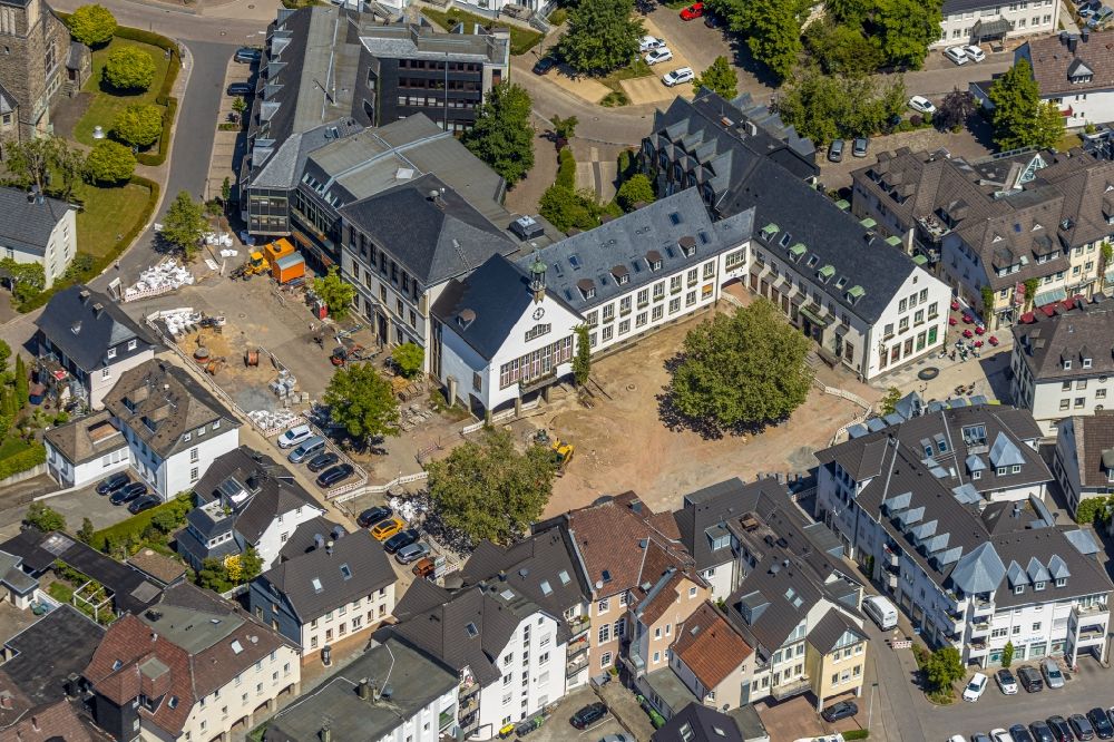 Attendorn aus der Vogelperspektive: Gebäude der Stadtverwaltung - Rathaus in Attendorn im Bundesland Nordrhein-Westfalen, Deutschland