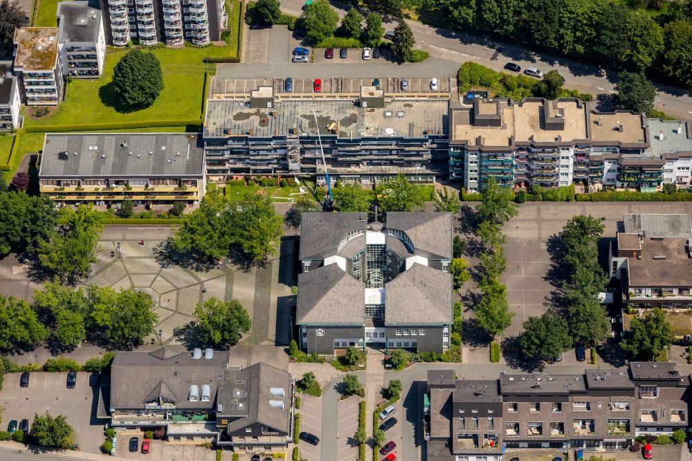 Olsberg von oben - Gebäude der Stadtverwaltung - Rathaus am Bigger Platz in Olsberg im Bundesland Nordrhein-Westfalen, Deutschland