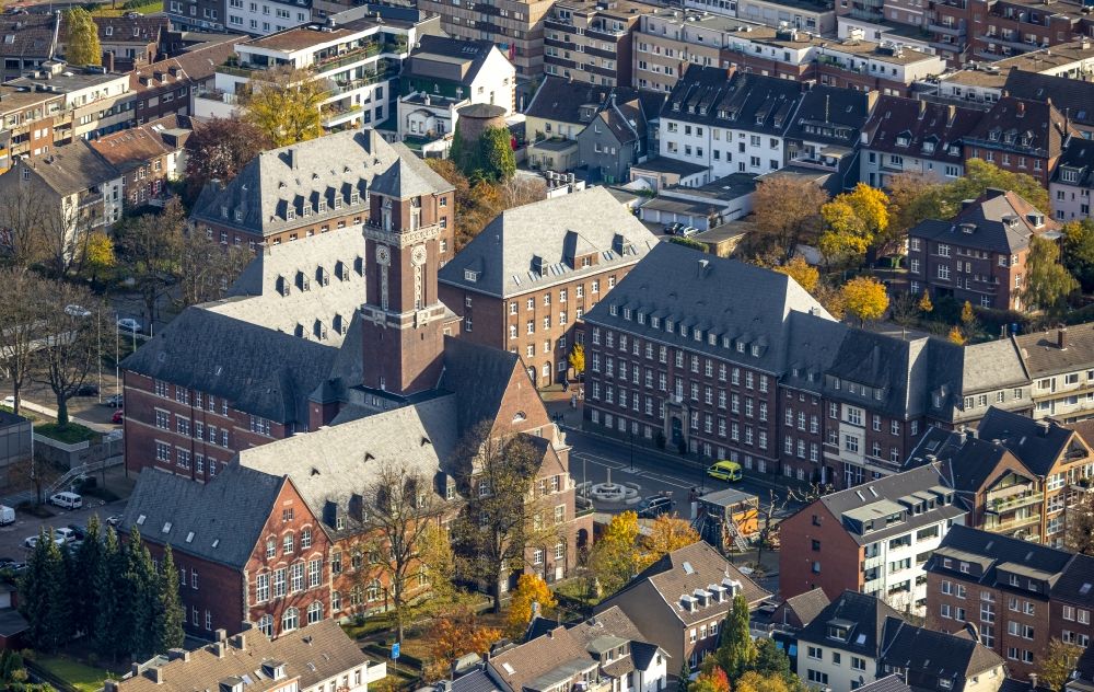 Bottrop aus der Vogelperspektive: Gebäude der Stadtverwaltung - Rathaus in Bottrop im Bundesland Nordrhein-Westfalen, Deutschland