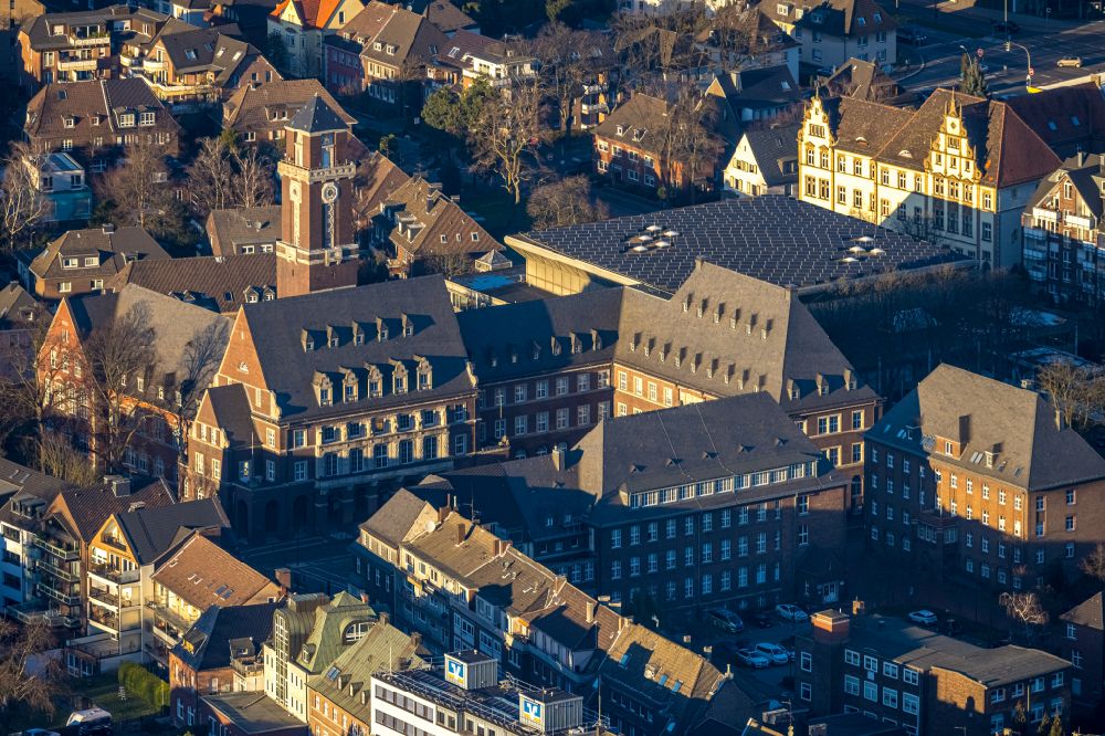 Luftaufnahme Bottrop - Gebäude der Stadtverwaltung - Rathaus in Bottrop im Bundesland Nordrhein-Westfalen, Deutschland