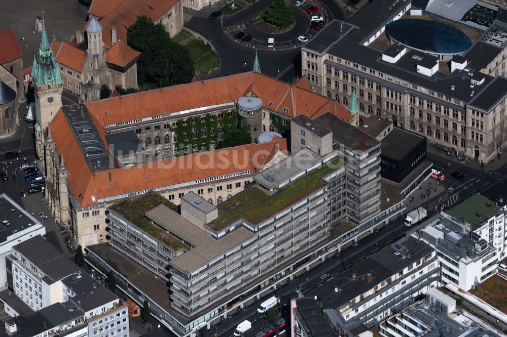 Braunschweig von oben - Gebäude der Stadtverwaltung - Rathaus in Braunschweig im Bundesland Niedersachsen