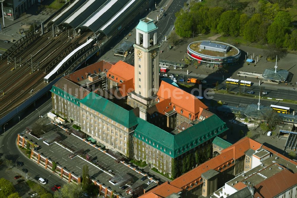 Berlin von oben - Gebäude der Stadtverwaltung - Rathaus an der Carl-Schurz-Straße im Stadtteil Spandau in Berlin, Deutschland