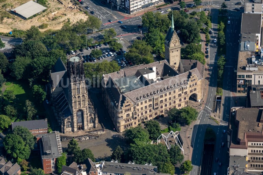 Luftaufnahme Duisburg - Gebäude der Stadtverwaltung - Rathaus in Duisburg und Salvatorkirche am Burgplatz im Bundesland Nordrhein-Westfalen, Deutschland