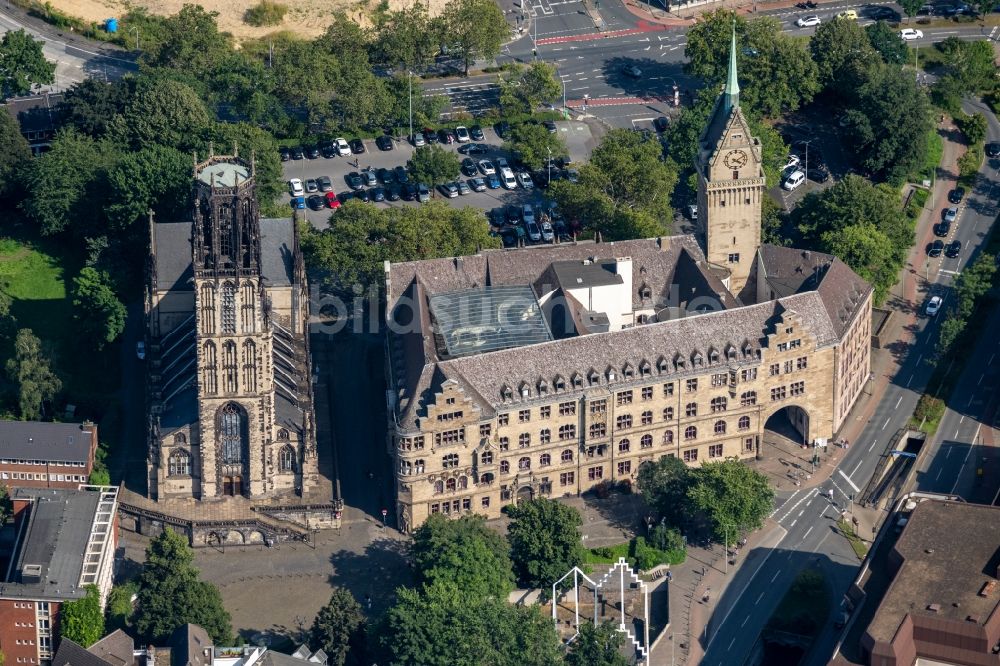 Duisburg von oben - Gebäude der Stadtverwaltung - Rathaus in Duisburg und Salvatorkirche am Burgplatz im Bundesland Nordrhein-Westfalen, Deutschland