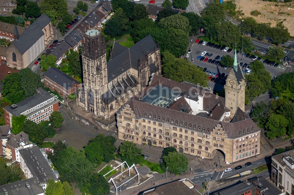 Luftbild Duisburg - Gebäude der Stadtverwaltung - Rathaus in Duisburg und Salvatorkirche am Burgplatz im Bundesland Nordrhein-Westfalen, Deutschland