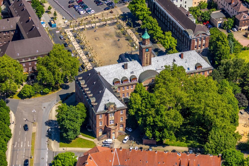 Herne von oben - Gebäude der Stadtverwaltung - Rathaus am Friedrich-Ebert-Platz in Herne im Bundesland Nordrhein-Westfalen, Deutschland