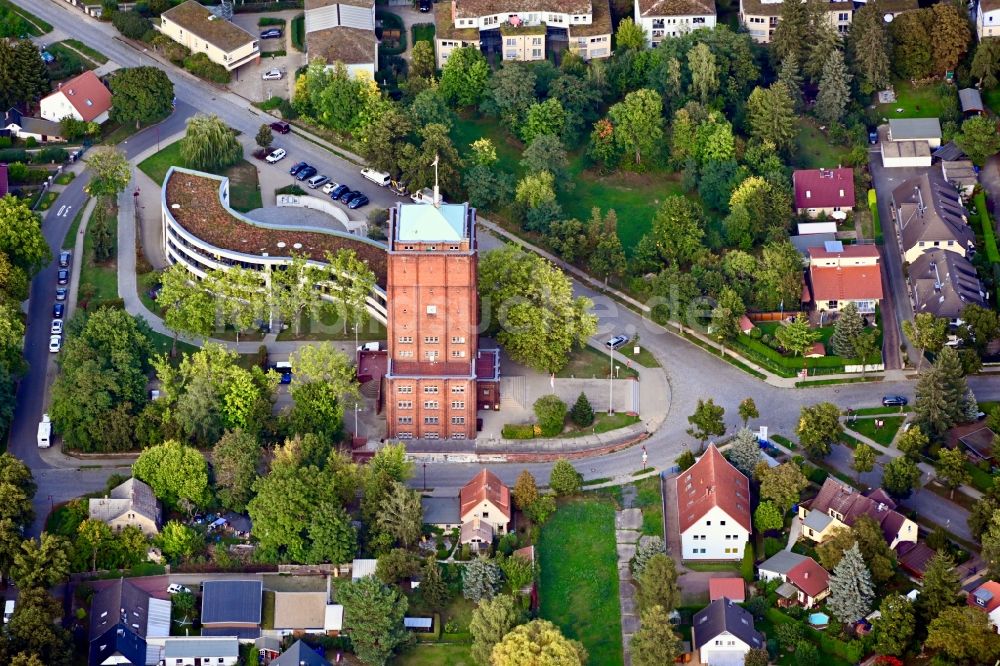 Neuenhagen aus der Vogelperspektive: Gebäude der Stadtverwaltung - Rathaus - Gemeindeverwaltung in Neuenhagen im Bundesland Brandenburg