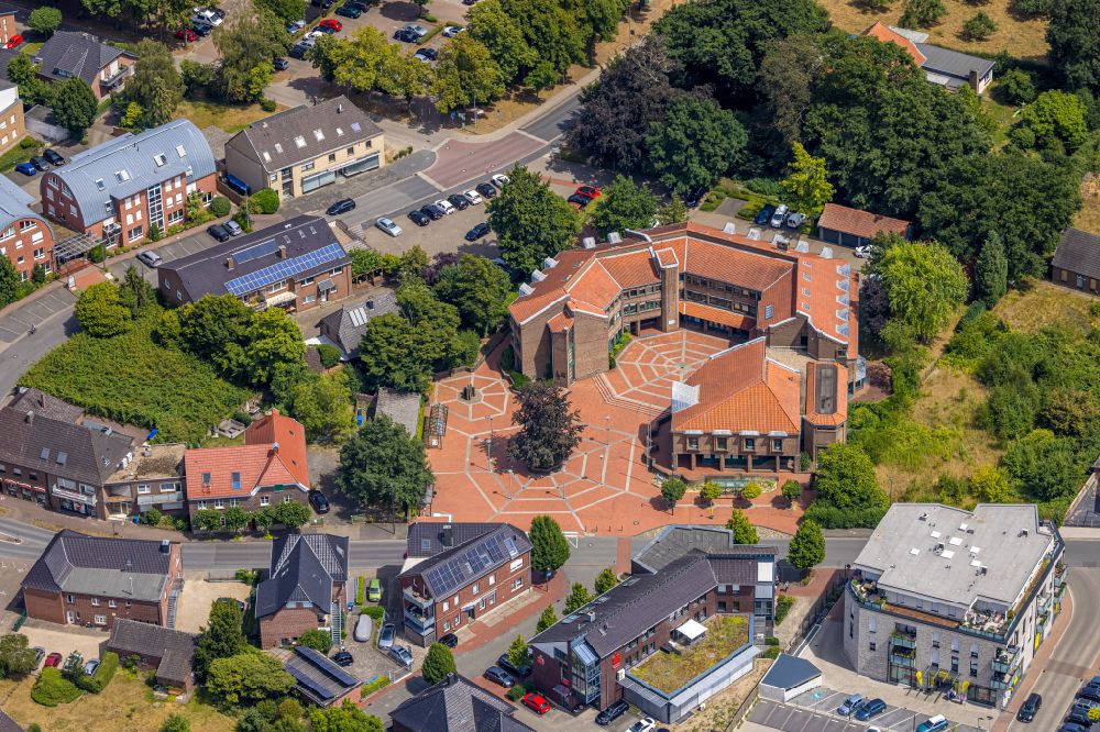 Luftaufnahme Hamminkeln - Gebäude der Stadtverwaltung - Rathaus in Hamminkeln im Bundesland Nordrhein-Westfalen, Deutschland