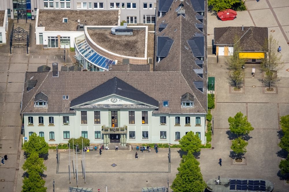 Heiligenhaus aus der Vogelperspektive: Gebäude der Stadtverwaltung - Rathaus in Heiligenhaus im Bundesland Nordrhein-Westfalen