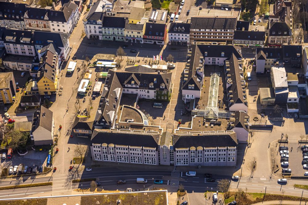 Heiligenhaus aus der Vogelperspektive: Gebäude der Stadtverwaltung - Rathaus in Heiligenhaus im Bundesland Nordrhein-Westfalen, Deutschland