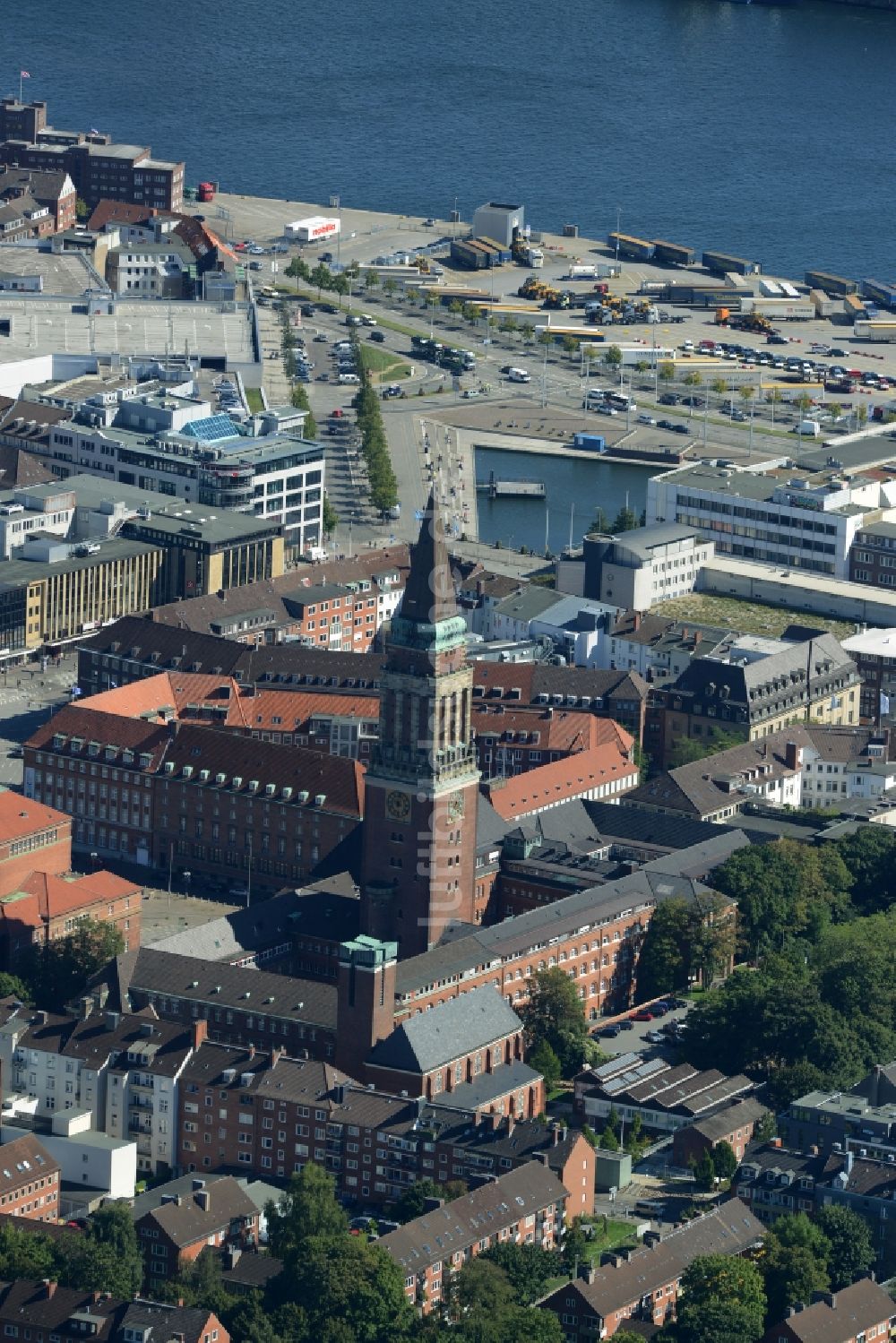 Luftbild Kiel - Gebäude der Stadtverwaltung - Rathaus in Kiel im Bundesland Schleswig-Holstein
