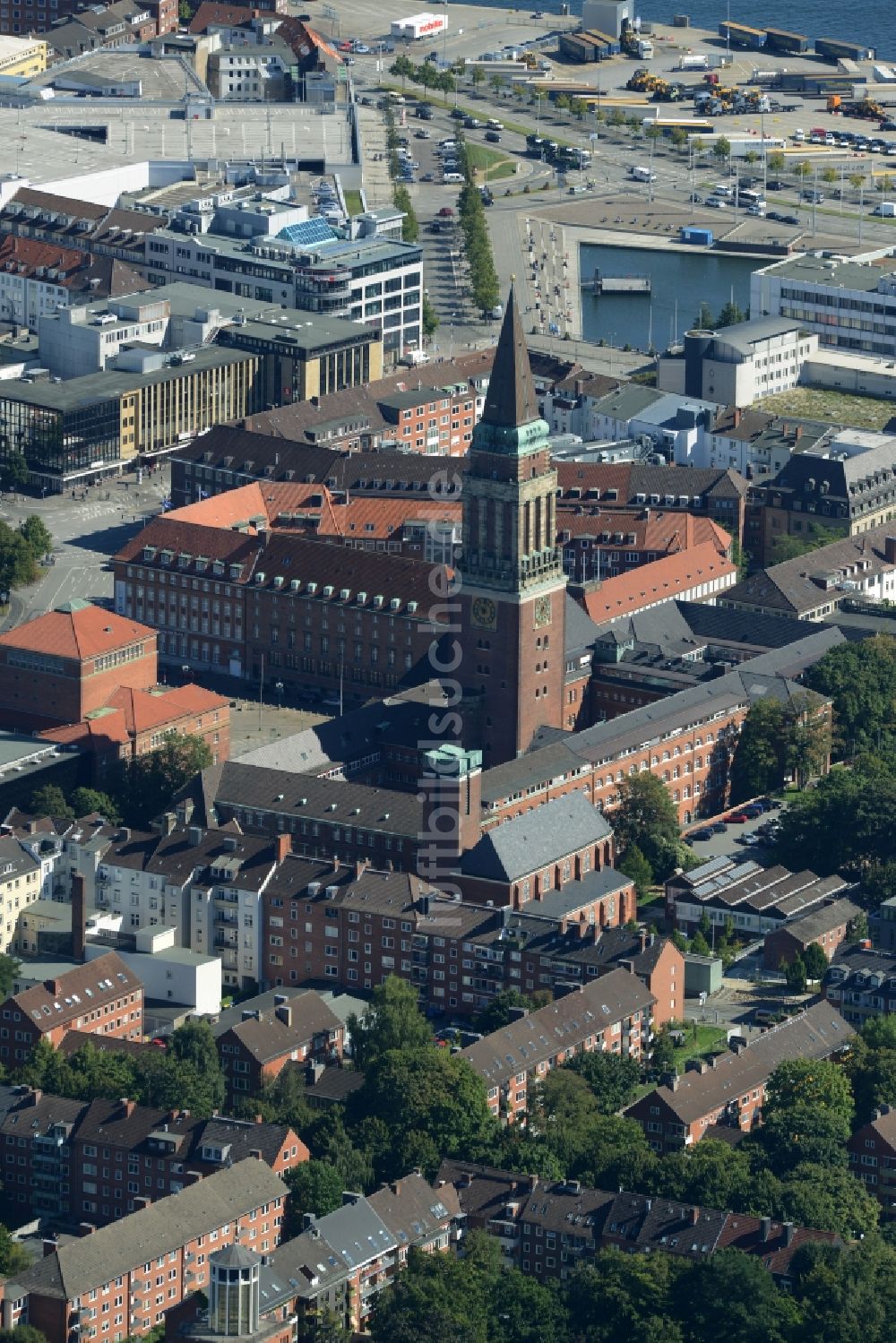 Luftaufnahme Kiel - Gebäude der Stadtverwaltung - Rathaus in Kiel im Bundesland Schleswig-Holstein
