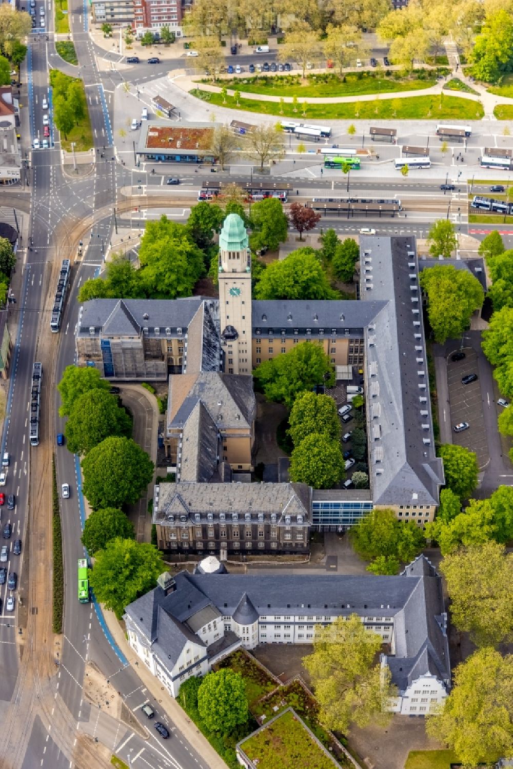 Luftbild Gelsenkirchen - Gebäude der Stadtverwaltung - Rathaus und Kirche Sankt Urbanus im Ortsteil Buer in Gelsenkirchen im Bundesland Nordrhein-Westfalen