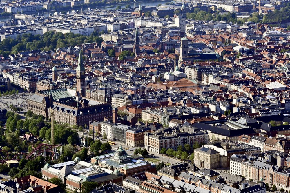 Luftaufnahme Kopenhagen - Gebäude der Stadtverwaltung - Rathaus in Kopenhagen in Region Hovedstaden, Dänemark