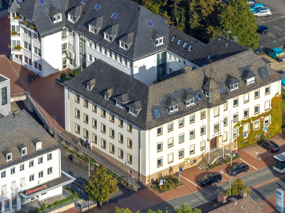 Kreuztal aus der Vogelperspektive: Gebäude der Stadtverwaltung - Rathaus in Kreuztal im Bundesland Nordrhein-Westfalen, Deutschland