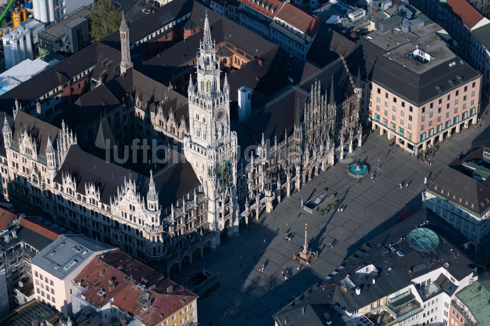 Luftaufnahme München - Gebäude der Stadtverwaltung - Rathaus - am Marienplatz in München im Bundesland Bayern, Deutschland