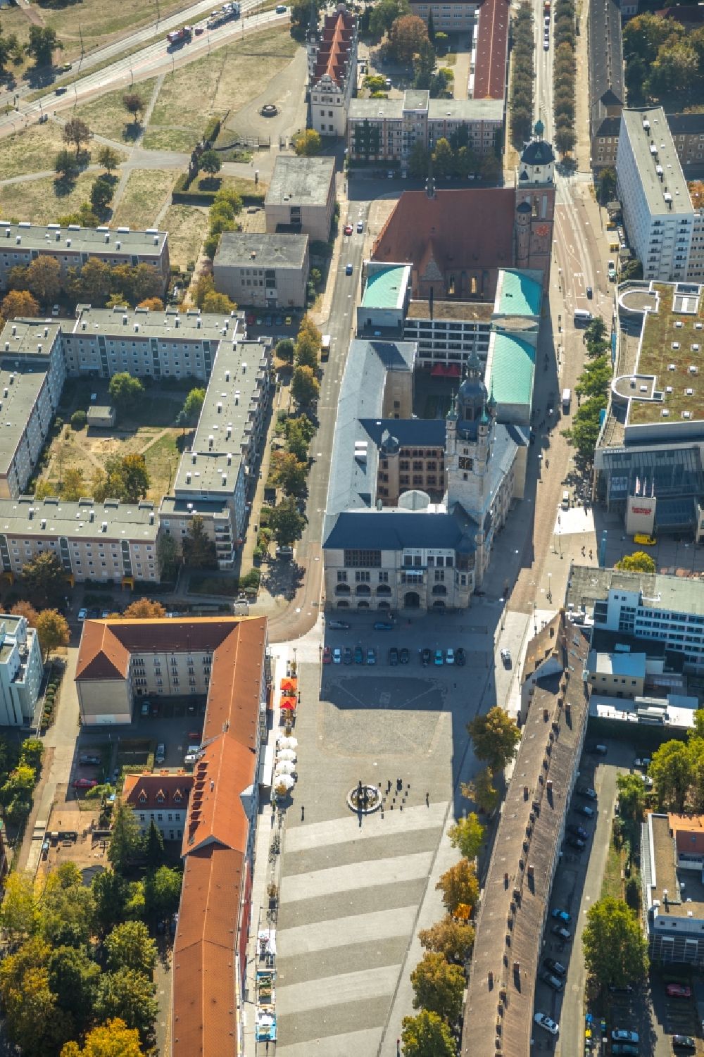 Dessau von oben - Gebäude der Stadtverwaltung - Rathaus am Marktplatz in Dessau im Bundesland Sachsen-Anhalt, Deutschland