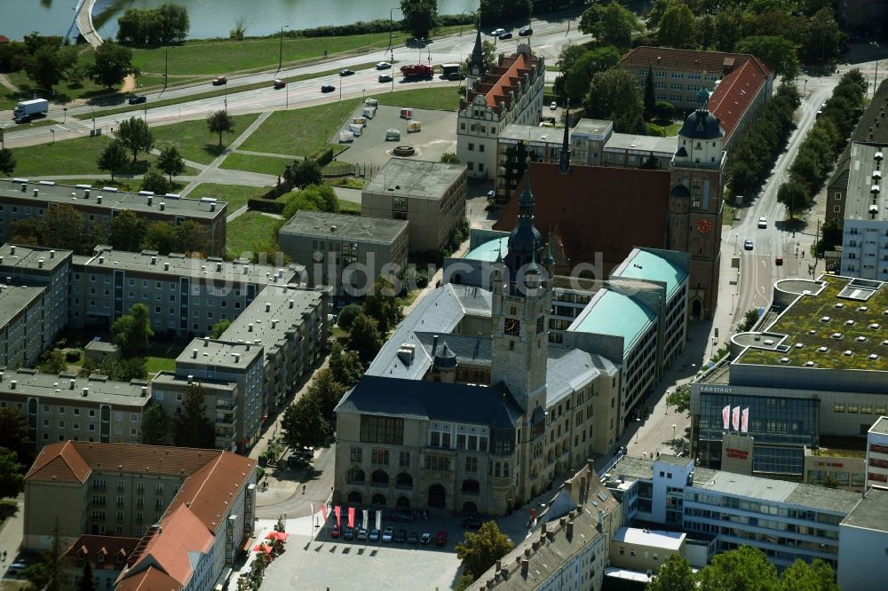 Dessau aus der Vogelperspektive: Gebäude der Stadtverwaltung - Rathaus am Marktplatz in Dessau im Bundesland Sachsen-Anhalt, Deutschland