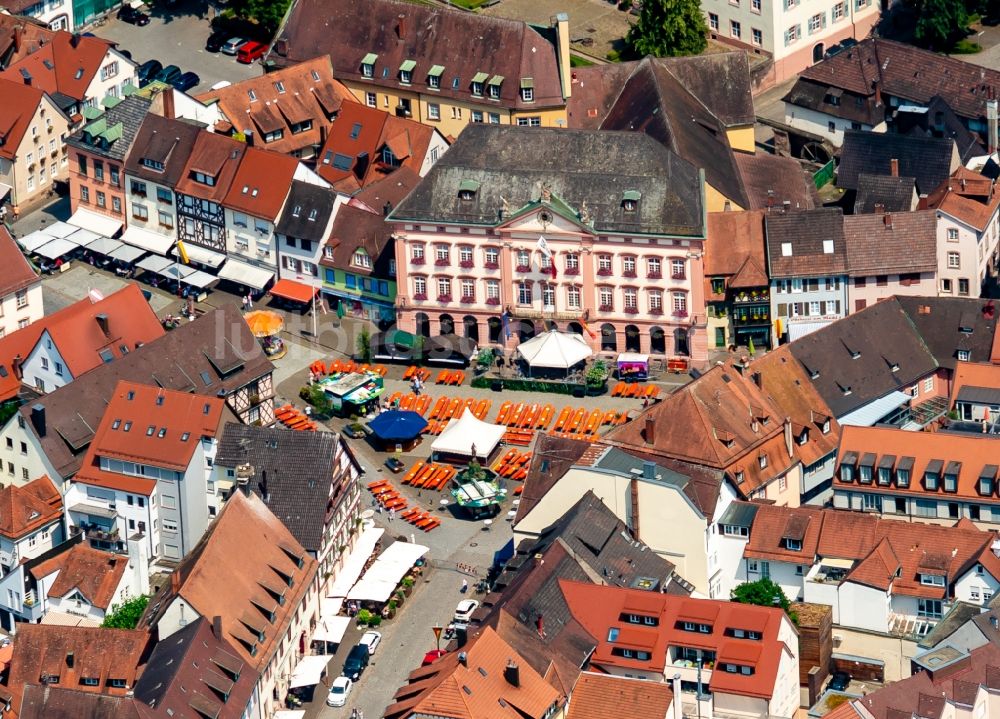 Luftaufnahme Gengenbach - Gebäude der Stadtverwaltung - Rathaus am Marktplatz in Gengenbach im Bundesland Baden-Württemberg, Deutschland